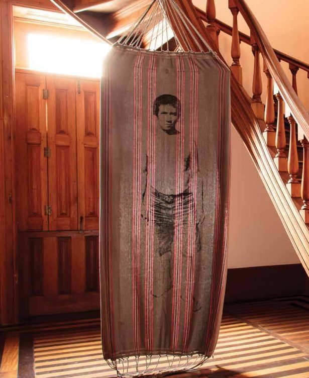 A obra Álvaro de Alexandre Sequeira e exemplifica sua prática voltada ao diálogo entre arte, memória e identidade no contexto amazônico. Realizada por meio de um processo colaborativo com o personagem retratado, a obra envolve a reativação de fotografias antigas e a produção de novas imagens que articulam o passado e o presente.